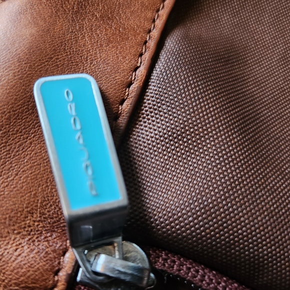 Piquadro fine leather Brown Laptop, business, messenger, bag. Rare find. - Picture 15 of 16